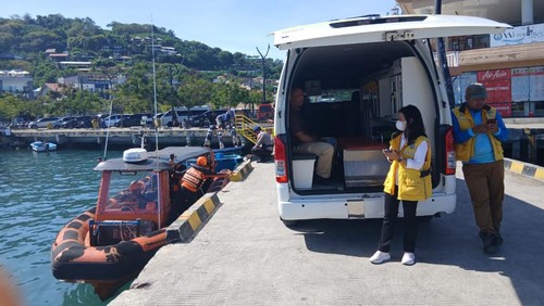 Tim SAR gabungan bersiap mencari wisatawan Malaysia yang terseret arus di perairan Chrystal Rock di Gili Lawa, Taman Nasional Komodo, Labuan Bajo, NTT, Minggu (29/6/2025). (Foto: Dok. Basarnas Maumere)