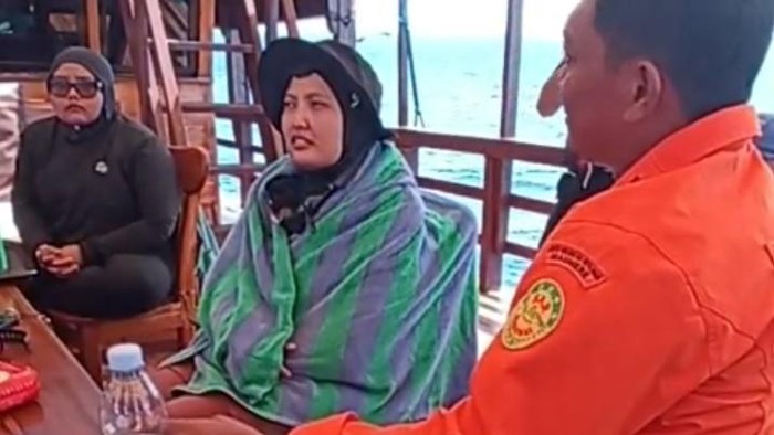 Turis Malaysia, Amirah Bazil Binti Ahmad Kamal, yang terseret arus saat diving di perairan TN Komodo diselamatkan kru speedboat yang melintas, Minggu (29/6/2025) siang. (Dok. Basarnas Maumere)