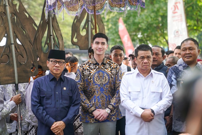 Verrell Bramasta (tengah berbatik), Anggota Komisi X DPR RI, saat masa Kunjungan Daerah Pemilihan (Kundapil), menghadiri acara Indeks Risiko Iklim Desa (IRID) yang diselenggarakan Kementerian Desa, Pembangunan Daerah Tertinggal, dan Transmigrasi (Kemendesa PDTT) di Desa Mulyasari, Kecamatan Ciampel, Kabupaten Karawang, pada Sabtu (29/6/2025).