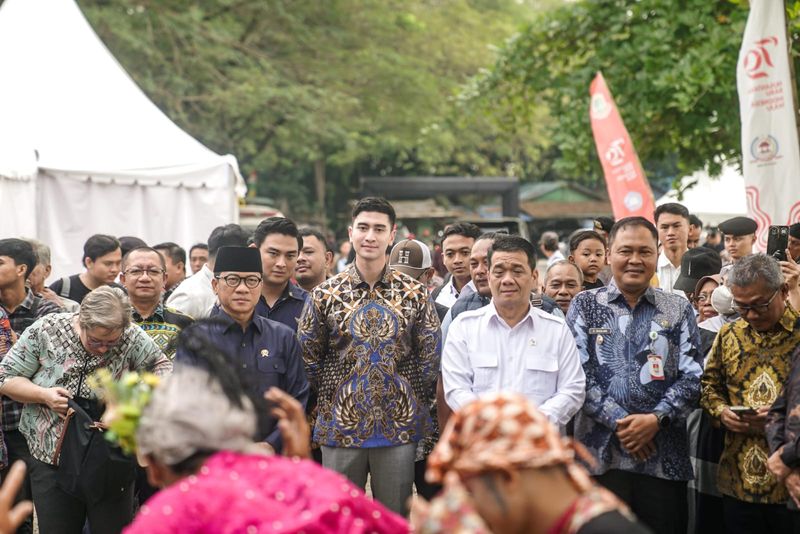 Verrell Bramasta (tengah berbatik), Anggota Komisi X DPR RI, saat masa Kunjungan Daerah Pemilihan (Kundapil), menghadiri acara Indeks Risiko Iklim Desa (IRID) yang diselenggarakan Kementerian Desa, Pembangunan Daerah Tertinggal, dan Transmigrasi (Kemendesa PDTT) di Desa Mulyasari, Kecamatan Ciampel, Kabupaten Karawang, pada Sabtu (29/6/2025).