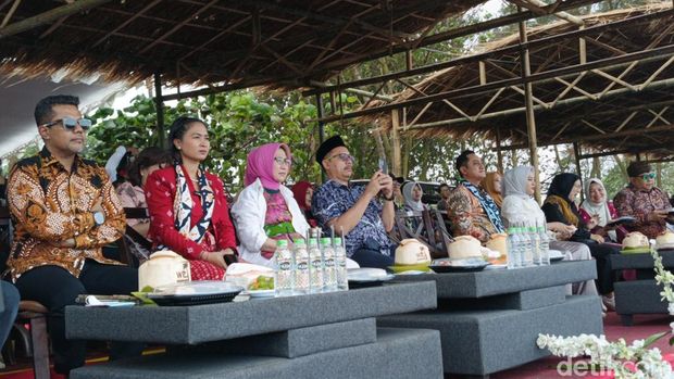 Wakil Menteri Pariwisata Menyaksikan 500 Penari Tampilkan Tari Topeng Kaliwungu