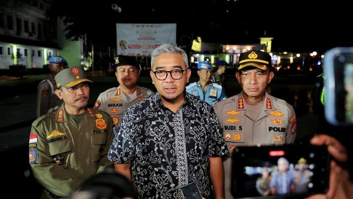 Wali Kota Bandung M Farhan memberi penjelasan soal patroli skala besar di Kota Bandung untuk beri keamanan.