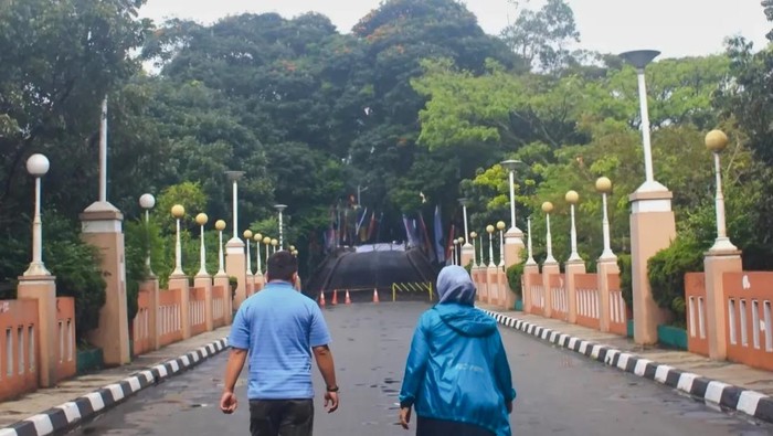 Warga melintas di jembatan pemkot cimahi yang selesai diperbaiki