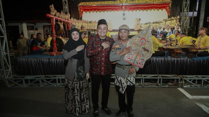 Wayang kulit saat perayaan Hari Bhayangkara di Jombang.