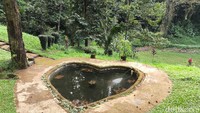 Salah satu kolam berbentuk hati di Taman Objek Wisata 1001 Tangga Manguntapa Kuningan