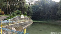 Danau dan papan informasi objek wisata 1001 Tangga Manguntapa Kuningan