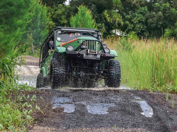 Deretan Jeep saat Melintasi Jalur Wisata Off-Road di Kawasan Hutan Cemara Pakal Kota Surabaya