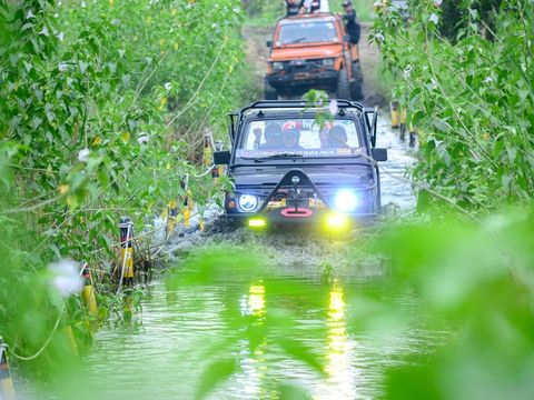 Deretan Jeep saat Melintasi Jalur Wisata Off-Road di Kawasan Hutan Cemara Pakal Kota Surabaya