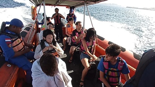 Wisatawan korban Pinisi Bahari Angin Mamiri tenggelam di TN Komodo dievakuasi dengan selamat ke Pelabuhan Marina Labuan Bajo, Manggarai Barat, NTT, Minggu (29/6/2025) sore (Dok. Basarnas Maumere)