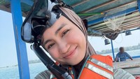 Xaviera Putri kini nge-host acara TV Korea bernama We Meet Now. Jujur ngomong bahasa Korea sehari-hari dengan nge-host acara TV Korea itu ternyata beneran beda banget. Belum lagi role aku disini adalah memperkenalkan keindahan Indonesia jadinya tambah pressure, tulisnya di Instagram, Minggu (29/6/2025). (Foto: dok Instagram xavieraaputri)