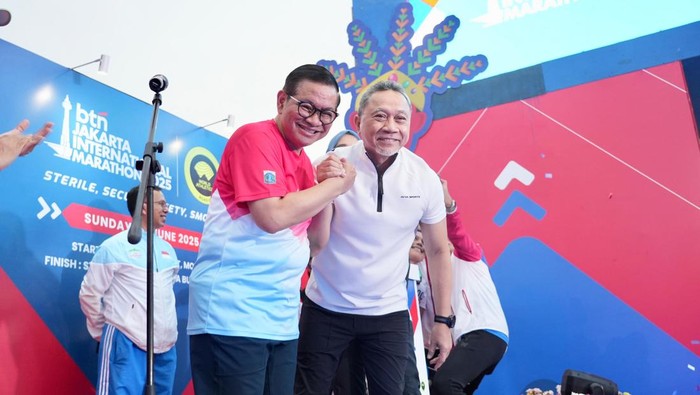 Zulkifli Hasan (Zulhas) bersama Pramono Anung membuka Jakarta International Marathon 2025. (Dok. ist)
