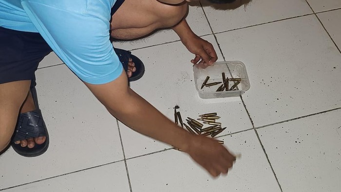 Penampakan 39 peluru kaliber 5,56 mm yang ditemukan dalam kontainer di kios es teh di daerah Wonodri, Kota Semarang, Senin (30/6/2025).