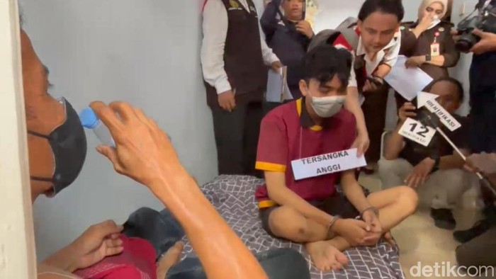 Adegan rekonstruksi saat korban meminum kopi sianida dalam kasus pembunuhan pacar sesama jenis di Jambi