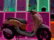 Tampil Colorful, Scoopy x Paddy Curi Perhatian di Social Chic 2025