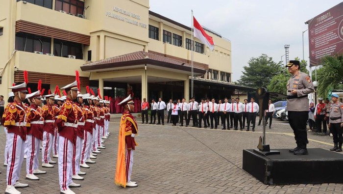 Aksi pasukan polisi cilik memperagakan baris-berbaris di Lapangan Presisi Polres Tanjung Priok.