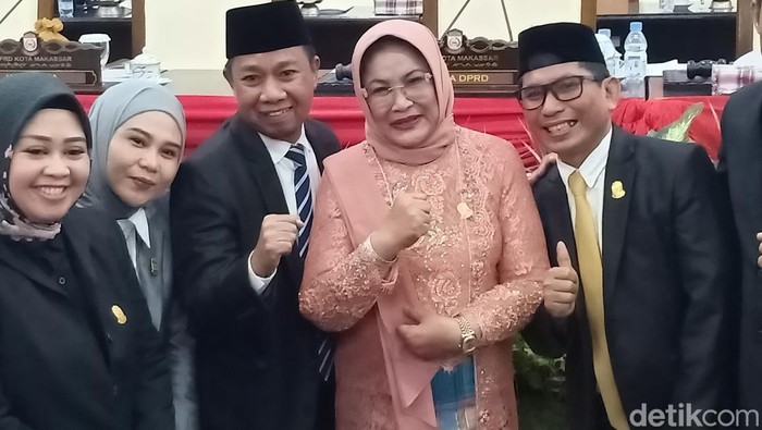 Apiaty K Amin Syam (kebaya) usai dilantik jadi PAW anggota DPRD Makassar.