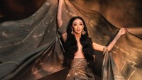 Foto-foto yang diambil ini mengangkat tema yang cukup artistik dengan sentuhan sensualitas. Dada tertutup oleh rambut panjang merupakan konsep dengan nuansa modern yang berani. (Foto: Instagram/@riomotret)