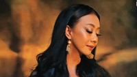 Melansir Wolipop, Asri Welas mencuri perhatian melalui sesi pemotretan terbarunya bersama fotografer kondang, Rio Motret. (Foto: Instagram/@riomotret)