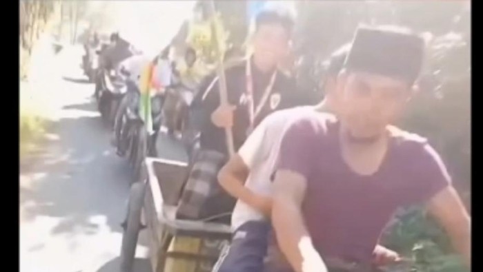 Penampakan atlet muaythai Probolinggo yang diarakan dengan gerobak sepulang meraih medali emas di kejuaraan Asia