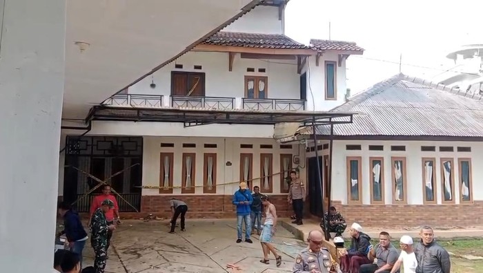 Sebuah bangunan tempat tinggal dirusak massa. Bangunan ini dirusak gegara menggelar kegiatan ibadah.