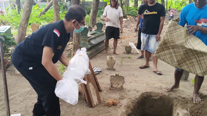 Pemakaman bayi yang dibuang di Sungai Brantas Tulungagung