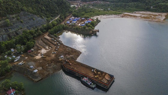 Foto udara suasana aktivitas tambang ore nikel di perusahaan pertambangan PT.Nusa Karya Arindo (NKA) Sub Antam Group di Desa Maba, Kabupaten Halmahera Timur, Maluku Utara, Senin (30/6/2025). Kementerian Energi dan Sumber Daya Mineral (ESDM) berencana mendiversifikasi hilirisasi ke sektor perikanan dan perkebunan untuk 8 tahun ke depan dengan memanfaatkan lahan eks-tambang di Maluku Utara untuk membagun pusat ekonomi baru agar Indonesia tidak terkena kutukan sumber daya alam yang mana setelah pertambangan pemutaran ekonomi tetap terus berjalan.ANTARA FOTO/Andri Saputra/bar