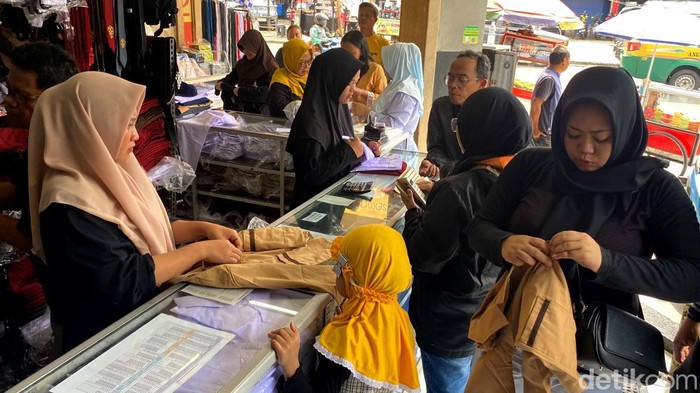 Sejumlah warga menyerbu toko seragam di kawasan Kosambi Bandung, Senin (30/6/2025). Aktivitas ini dilakukan menjelang tahun ajaran baru.