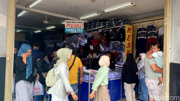 Sejumlah warga menyerbu toko seragam di kawasan Kosambi Bandung, Senin (30/6/2025). Aktivitas ini dilakukan menjelang tahun ajaran baru.