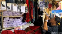 Toko seragam ramai dikunjungi pembeli menjadi pemandangan tahunan yang kerap terjadi di Kota Bandung.