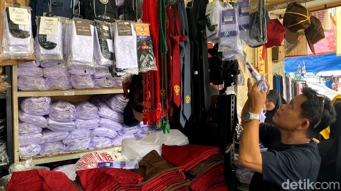 Berburu seragam sekolah di Kota Bandung.