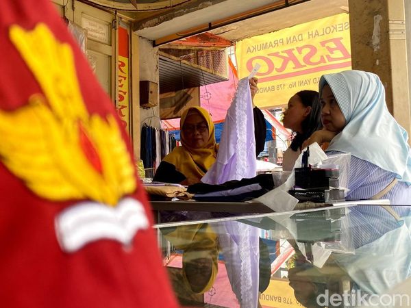 Potret Toko Seragam Sekolah di Kosambi Bandung Diserbu Emak-emakK