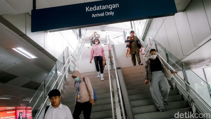 Besok Naik MRT, LRT dan Transjakarta Cuma 1 Rupiah Gaes! Dishub DKI menerapkan tarif khusus untuk MRT, LRT, dan Transjakarta pada 1 Juli 2025. Penerapan ini dilakukan dalam rangka Hari Bhayangkara ke-79.