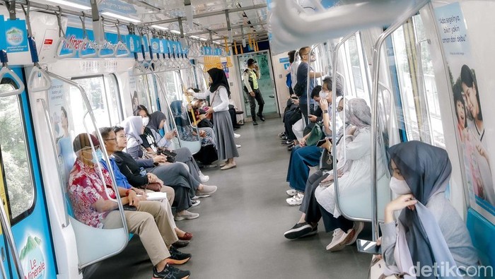 Sejumlah warga menggunakan transportasi MRT di Jakarta, Senin (30/6/2025). Aktivitas warga berjalan normal sehari sebelum penerapan tarif khusus transportasi publik.