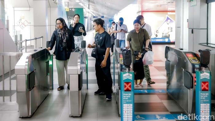 Sejumlah warga menggunakan transportasi MRT di Jakarta, Senin (30/6/2025). Aktivitas warga berjalan normal sehari sebelum penerapan tarif khusus transportasi publik.