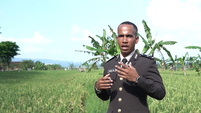 Bripda Emanuel Suri, sarjana ilmu pertanian jurusan Agroteknologi yang kini menjadi polisi bakomsus Ketahanan Pangan.