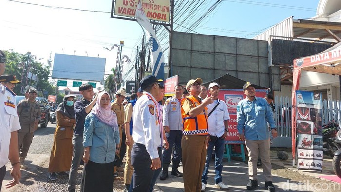 Bupati Cirebon, Imron saat sidak kabel semerawut di Jalan Tuparev