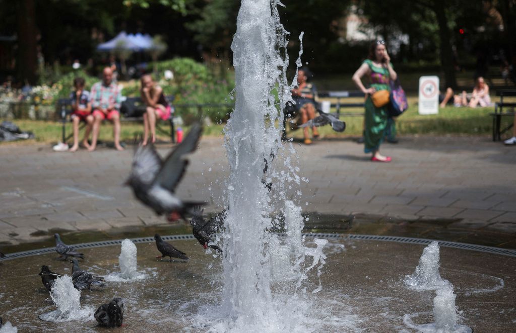 Burung merpati terbang menjauh dari air mancur di Russell Square akibat peningkatan tekanan, sementara suhu terus meningkat di London, Inggris, 29 Juni 2025. REUTERS/Suzanne Plunkett