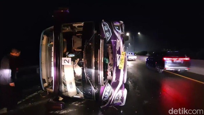Bus peziarah asal Bandung terguling di Tol Cipularang. Bus ini hendak melakukan wisata religi ke Banten.
