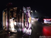 Hendak ke Banten, Bus Peziarah Asal Bandung Terguling di Cipularang