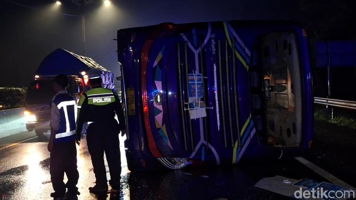 Bus bawa rombongan peziarah asal Bandung mengalami kecelakaan di Tol Cipularang, Senin (30/6/2025). Puluhan orang dikabarkan luka-luka.