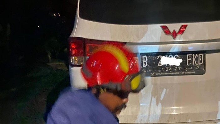 Damkar evakuasi mobil terperosok jurang di Bogor (dok. Istimewa)