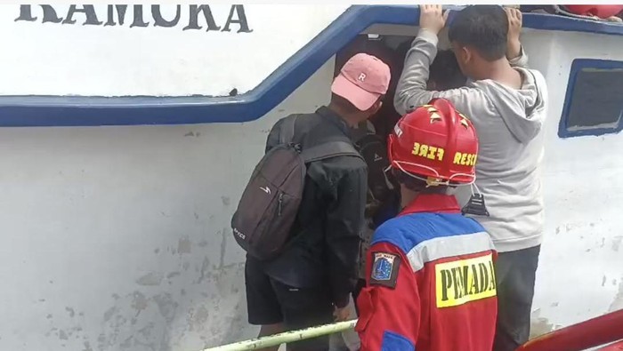 Damkar menyelamatkan 99 penumpang kapal yang tersangkut jaring nelayan di Pulau Panggang, Jakarta Utara, Senin (30/6/2025).