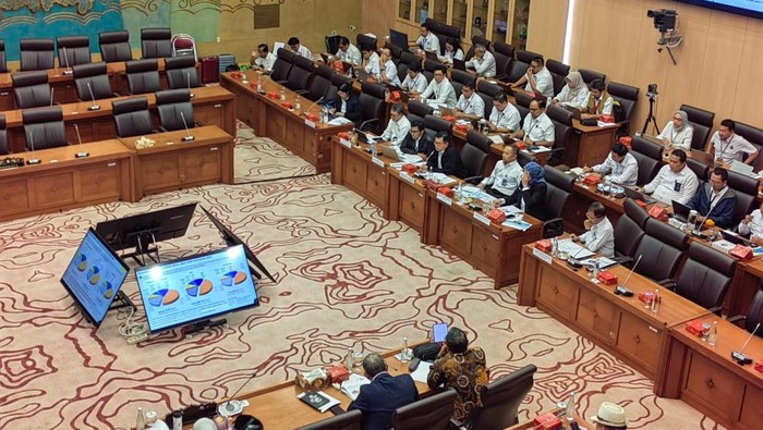Direktur Jenderal Ketenagalistrikan Kementerian Energi dan Sumber Daya Mineral (ESDM),  Jisman P. Hutajulu dalam rapat dengan Komisi XII DPR, Senin (30/6/2025).