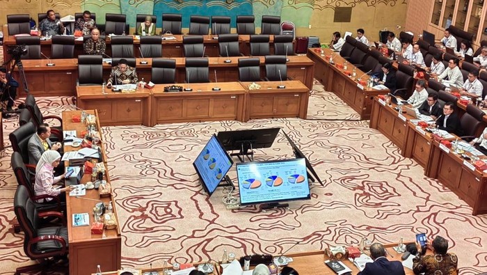 Direktur Jenderal Ketenagalistrikan Kementerian Energi dan Sumber Daya Mineral (ESDM),  Jisman P. Hutajulu dalam rapat dengan Komisi XII DPR, Senin (30/6/2025).
