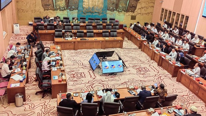 Direktur Jenderal Ketenagalistrikan Kementerian Energi dan Sumber Daya Mineral (ESDM),  Jisman P. Hutajulu dalam rapat dengan Komisi XII DPR, Senin (30/6/2025).