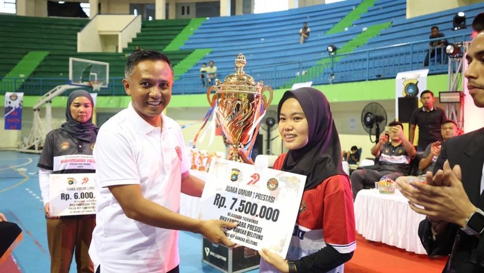 Dirreskrimsus Kombes Jojo Sutarjo memberikan hadiah kepada para atlet pemenang Taekwondo Bhayangkara.