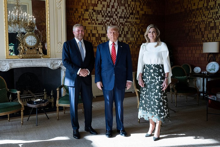 Donald Trump Bertemu Raja dan Ratu Belanda di Sela KTT NATO 2025 THE HAGUE, NETHERLANDS - JUNE 25: U.S. President Donald Trump poses with King Willem-Alexander of the Netherlands and Queen Maxima at Paleis Huis ten Bosch on the sidelines of the NATO Summit on June 25, 2025 in The Hague, Netherlands. This years NATO summit, which brings together heads of state and government from across the military alliance, is being held in the Netherlands for the first time. Among other matters, members are to approve a new defense investment plan that raises target for defense spending to 5% of GDP. (Photo by Brendan Smialowski - Pool/Getty Images)