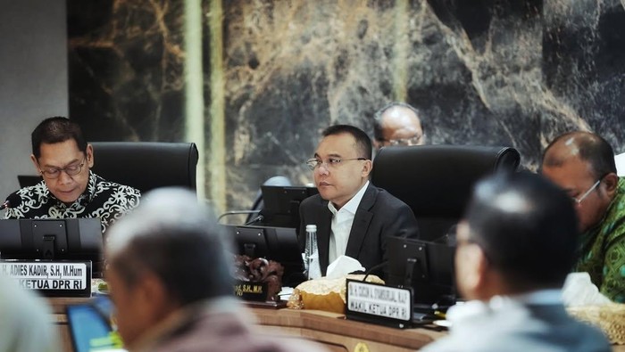 Pimpinan DPR menggelar rapat konsultasi dengan unsur pemerintah menyikapi putusan Mahkamah Konstitusi (MK) tentang pileg nasional dan daerah dipisah. Rapat konsultasi mengundang sejumlah menteri ini dipimpin oleh Wakil Ketua DPR Sufmi Dasco Ahmad, Senin (30/6/2025).