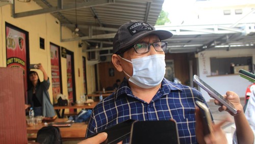 Eks Kepala BPJP Wilayah Lombok, Ali Fikri, seusai diperiksa terkait korupsi sewa alat berat di Polresta Mataram, Senin (30/6/2025). (Abdurrasyid Efendi/detikBali)