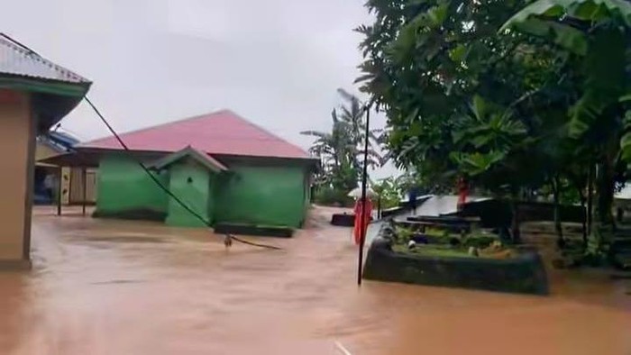 Enam desa di Kecamatan Ambalau terendam banjir setinggi 1 meter.